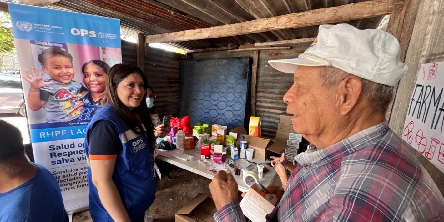 Adulto mayor recibe atención de salud en feria en La Cañada