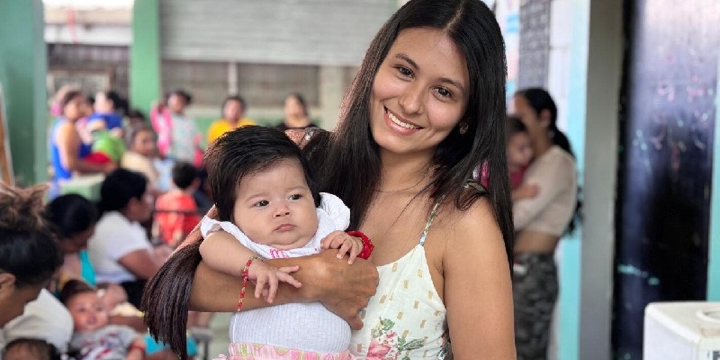 madre joven con su hija saludable