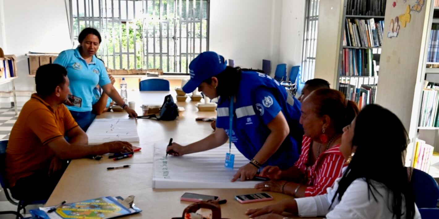personas trabajando en reunion