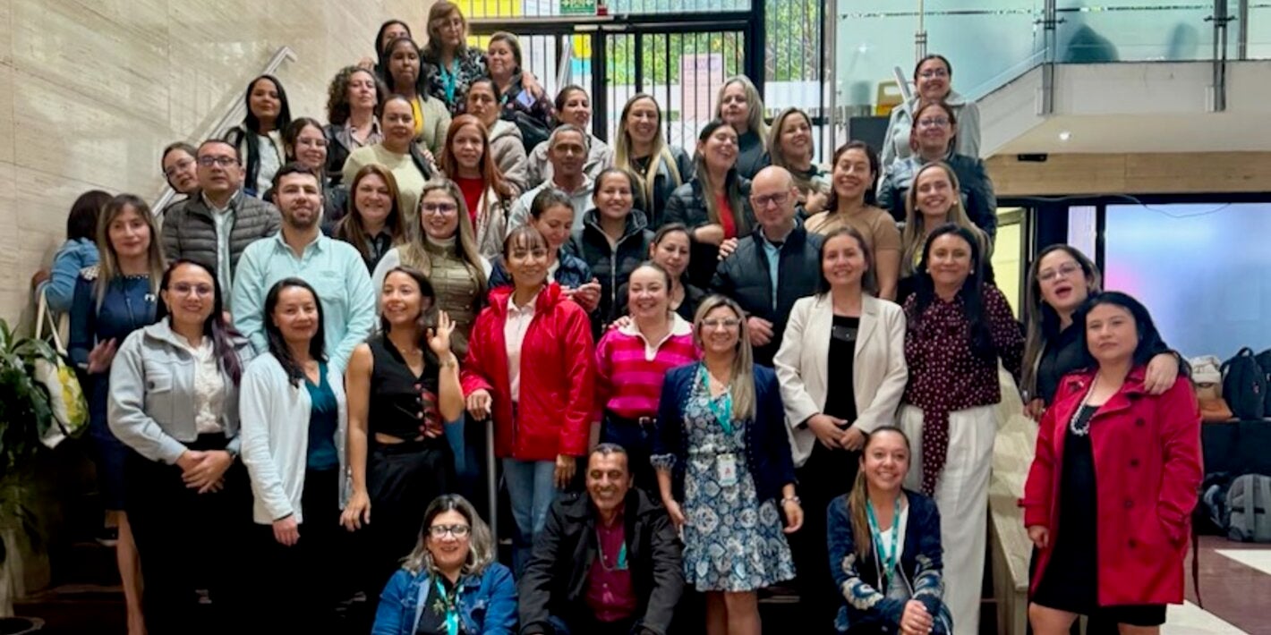 grupo amplio de personas posando en foto