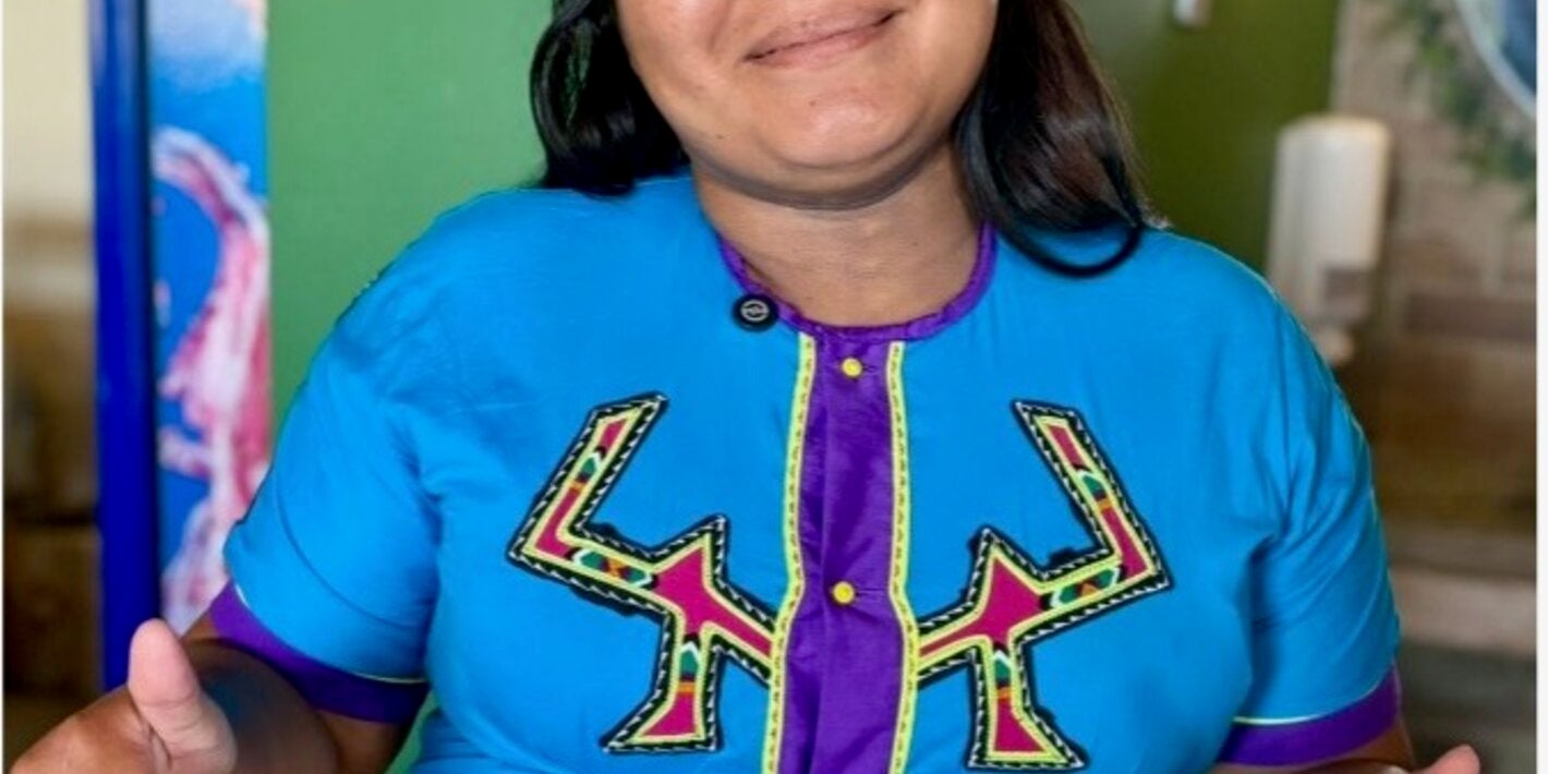 mujer indigena embera sonriendo