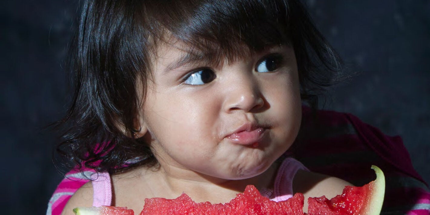 Niña comiendo fruta