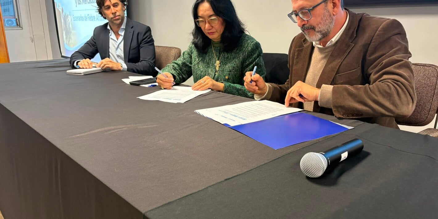 Director de PANAFTOSA, Representante de OPS Uruguay y  Marcelo Rodríguez, director general de Servicios Ganaderos del Ministerio de Ganadería, Agricultura y Pesca (MGAP) de Uruguay en la firma de la adhesión formal de Uruguay al BANVACO