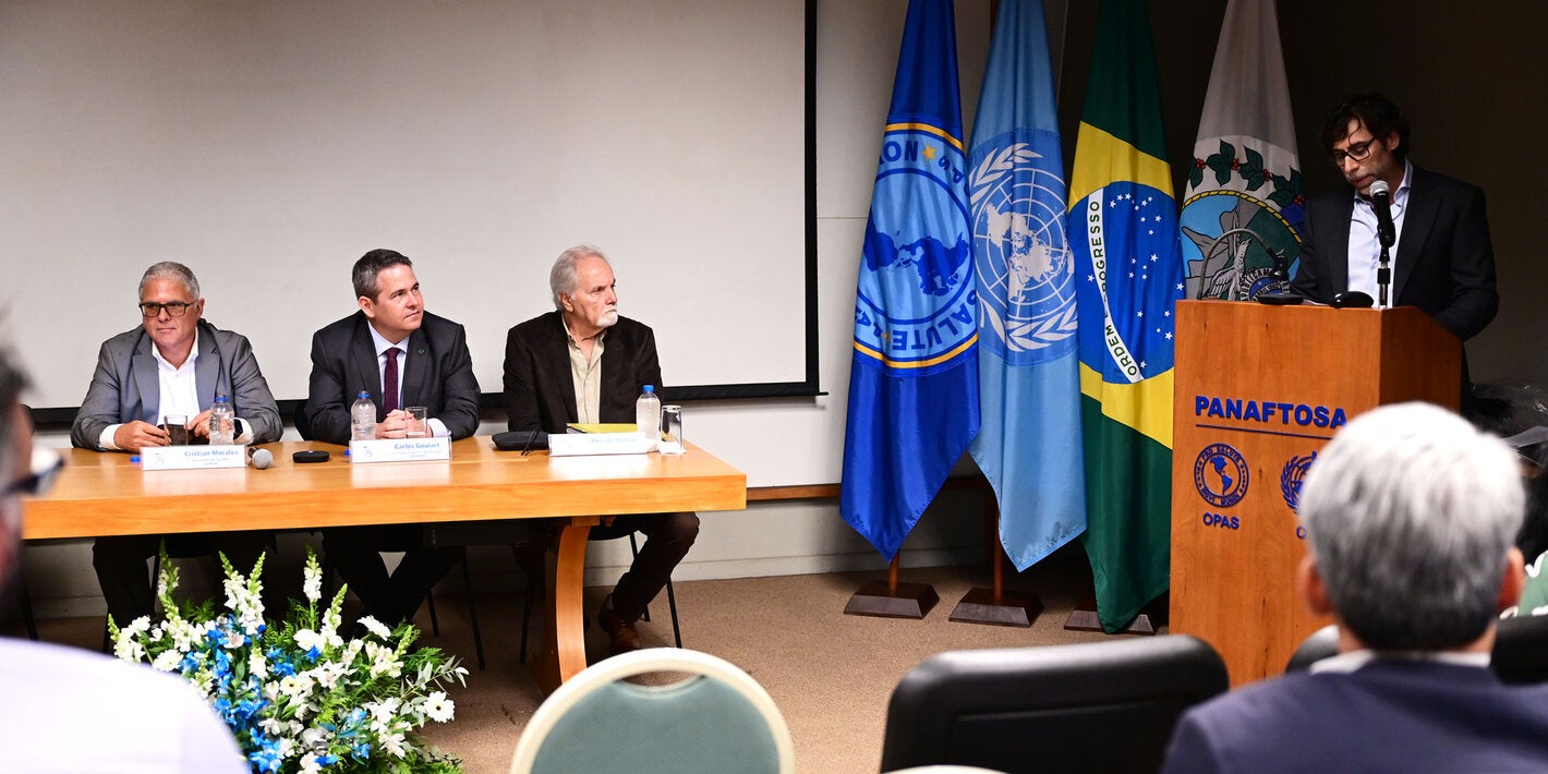 Ceremonia de aniversario de los 75 años de historia de PANAFTOSA con autoridades de Brasil, el director de PANAFTOSA y el representante de la OPS en Brasil