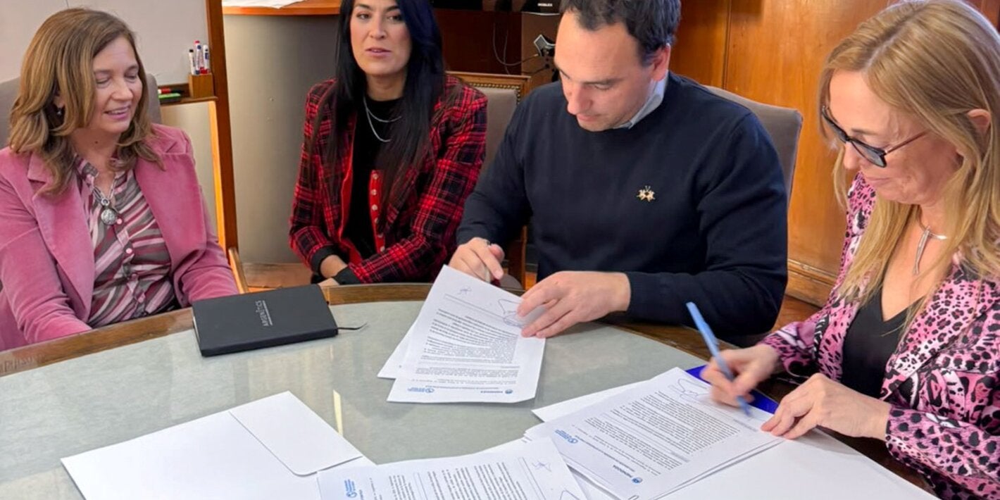 Foto de firma del acuerdo