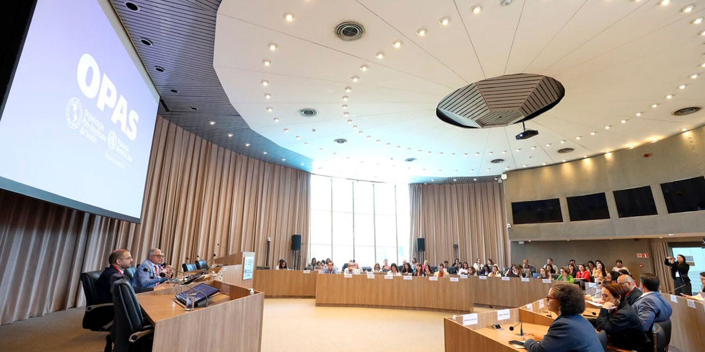 Participantes da agenda HEARTS em reunião na OPAS