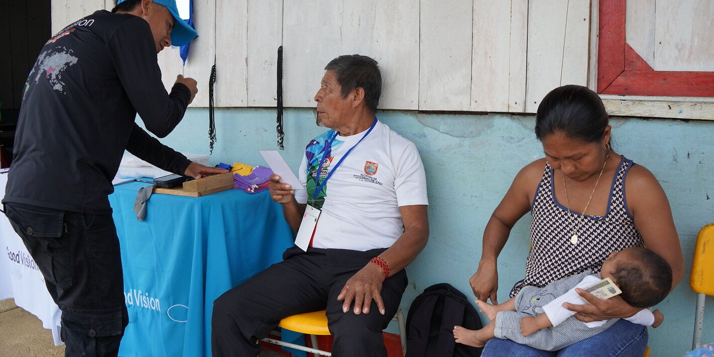 Personal de salud y miembros de una comunidad participan en una actividad de atención y promoción de la salud