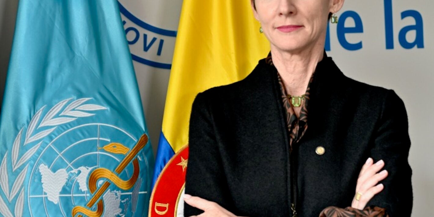 mujer cruzada de brazos