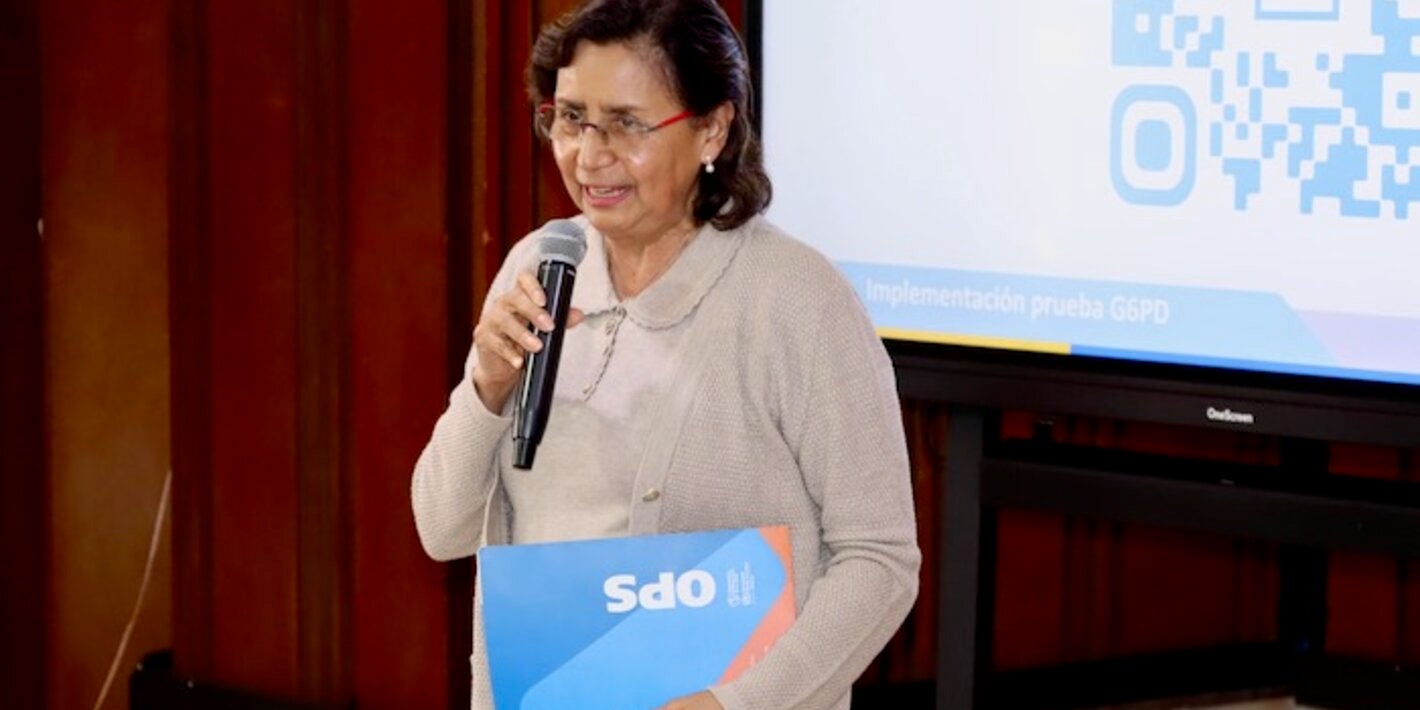 mujer hablando en microfono