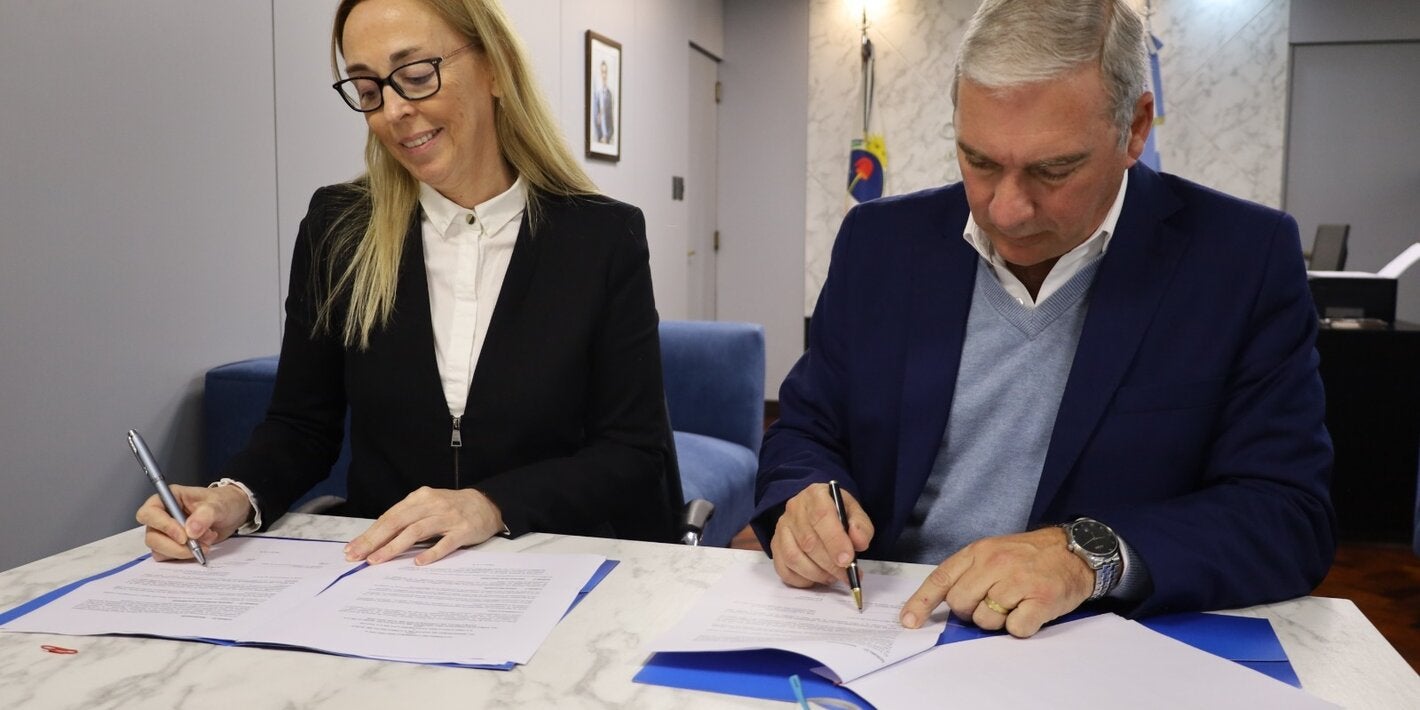 Foto de firma del acuerdo