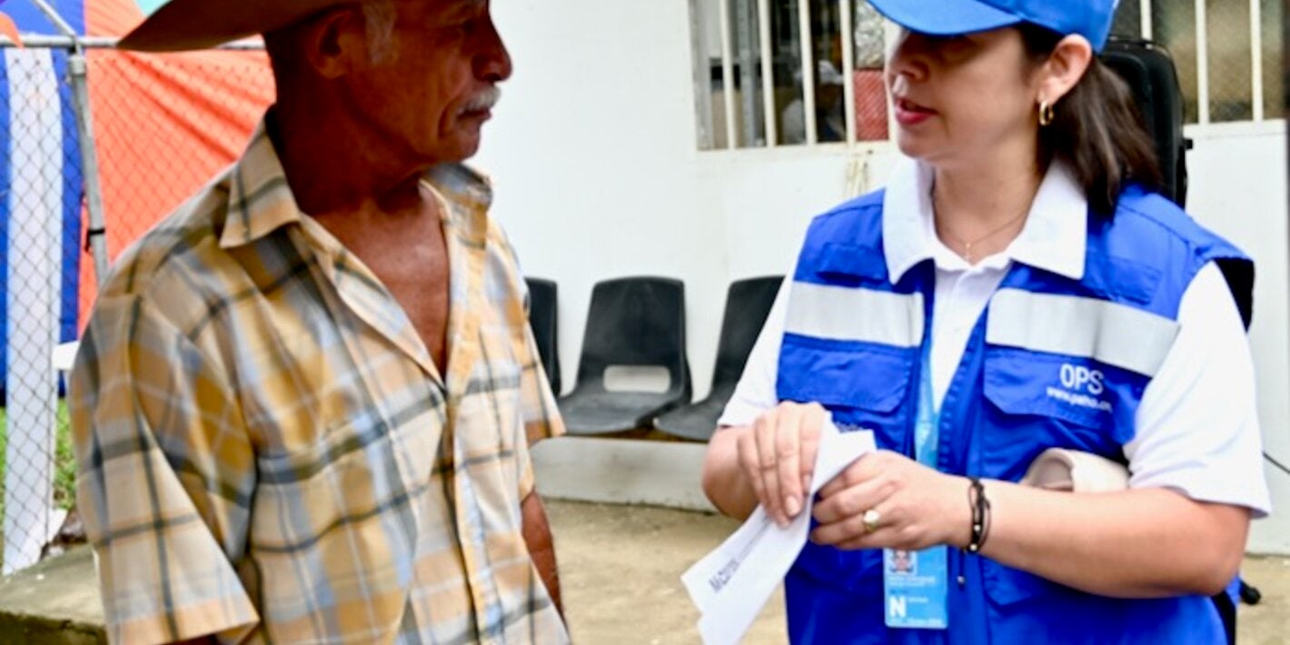 dos personas dialogando