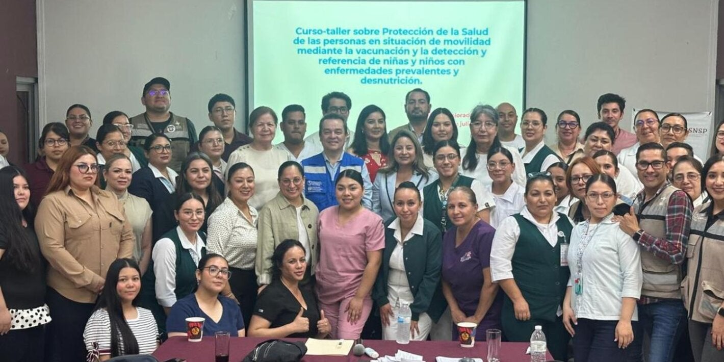 Grupo de personas participantes del curso-taller sobre protección de la salud de las personas en situación de movilidad mediante la vacunación y la detección y referencia de niñas y niños con enfermedades prevalentes y desnutrición en Sonora