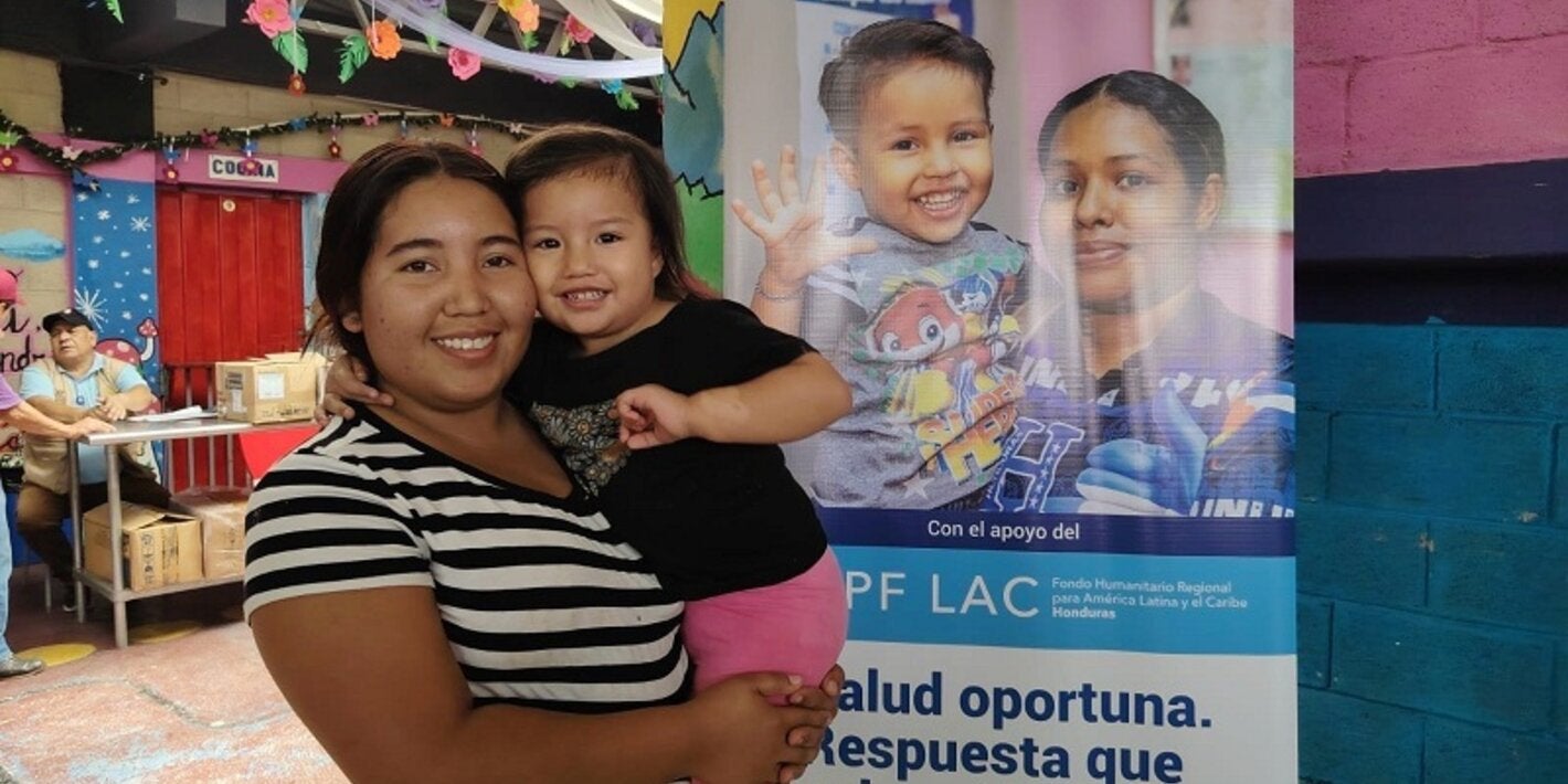 Madre e hija en feria de salud FUNDAMOR