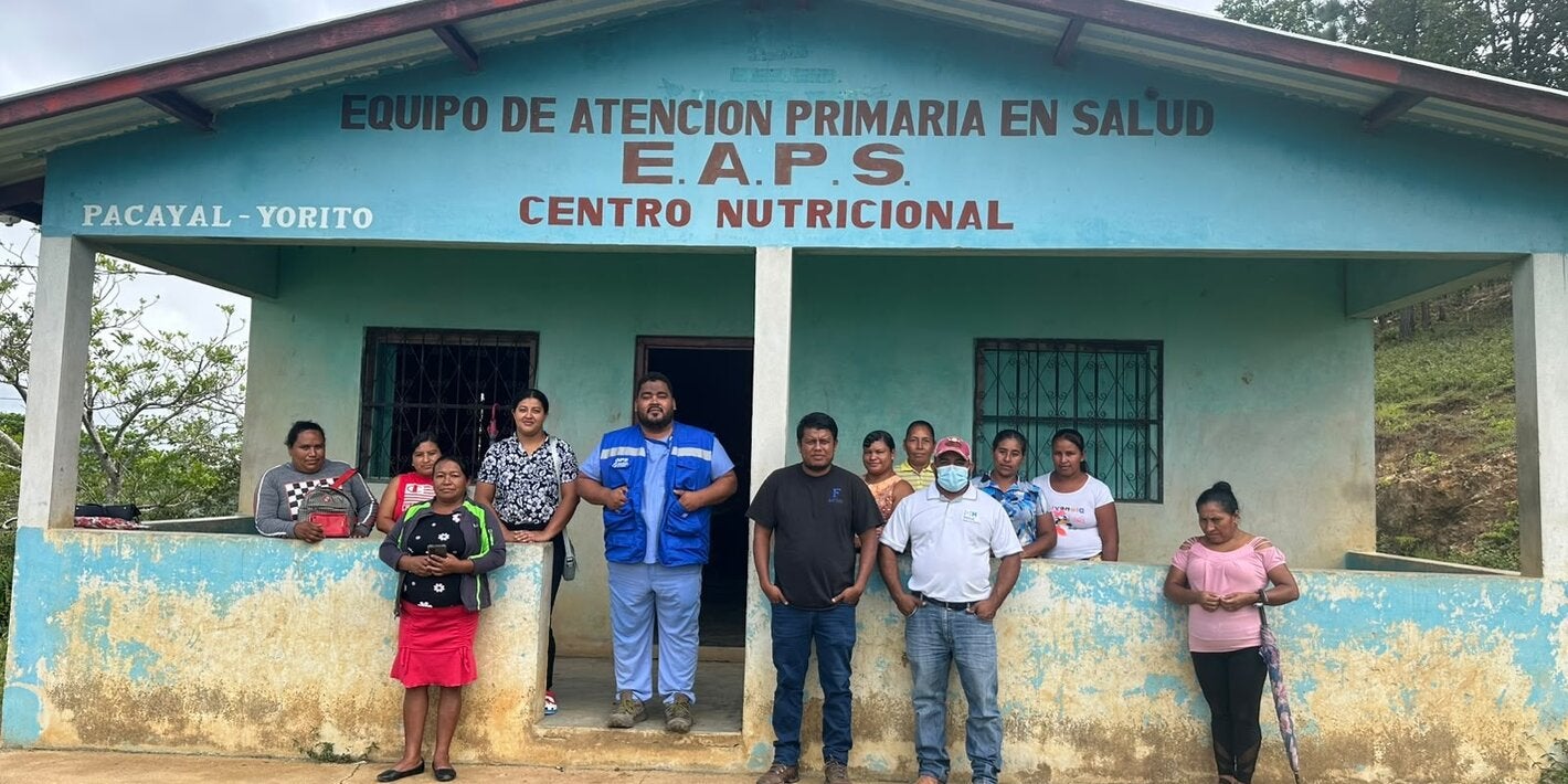Kevin y el personal del centro en Pacaya