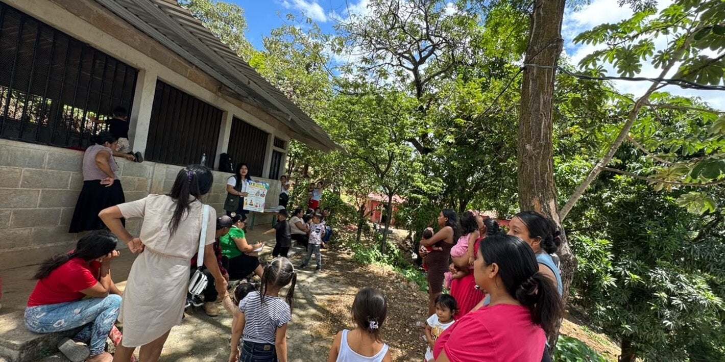 Pobladores escuchan charla de prevención de la diarrea