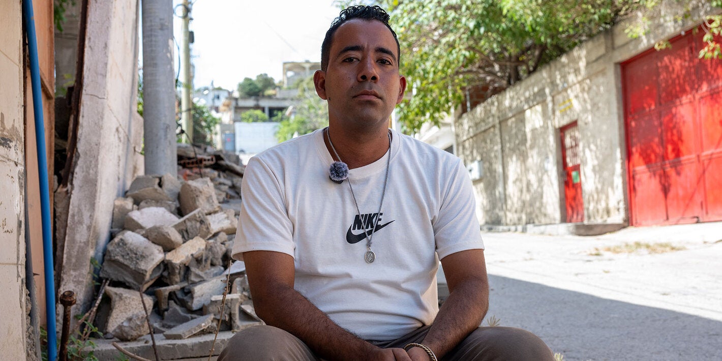 El doctor Nelson Magallanes vivió dos realidades: buscar a su familia entre los escombros y mantener el hospital funcionando