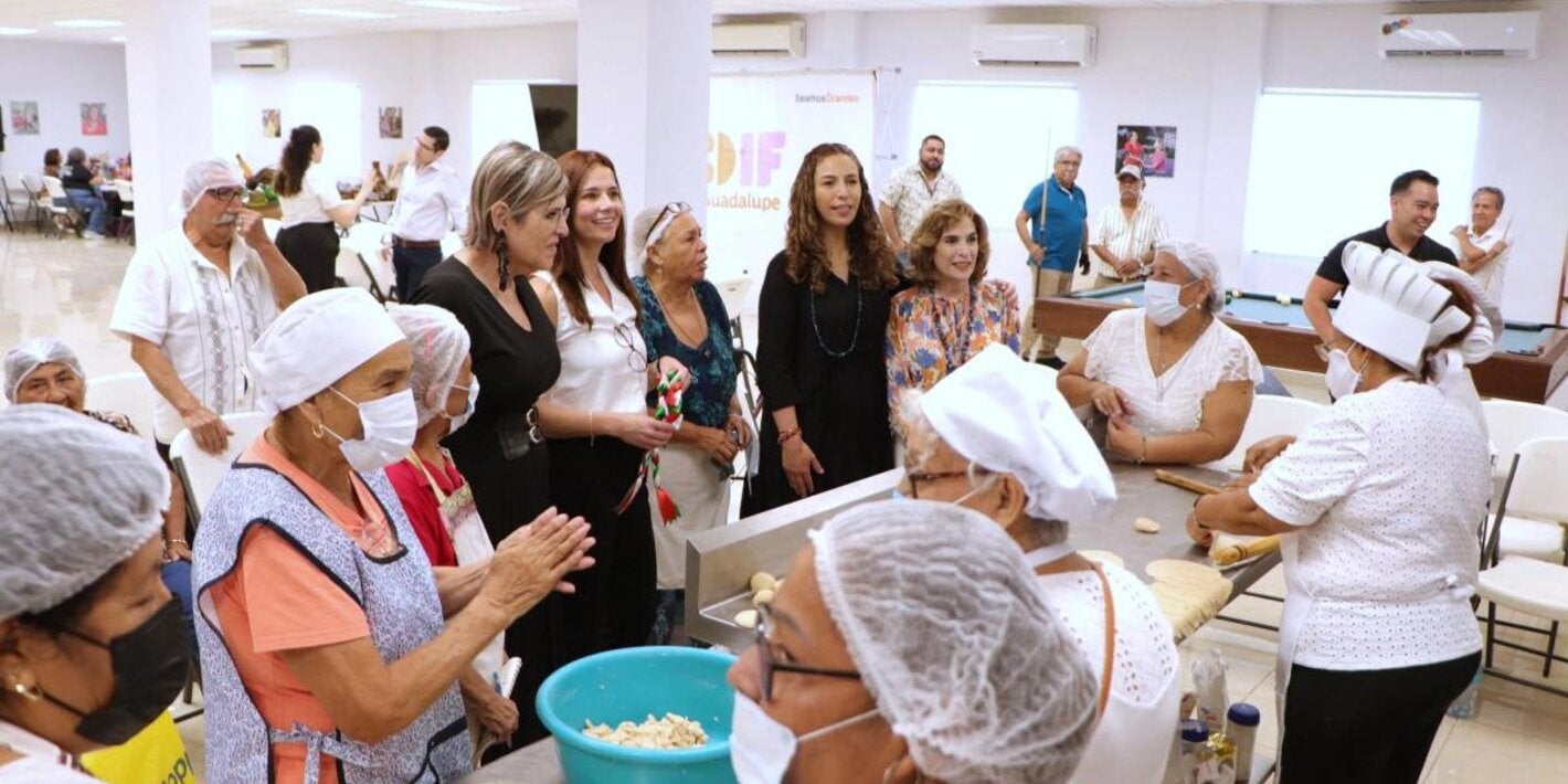 Personas mayores en movimiento realizando taller en Nuevo León
