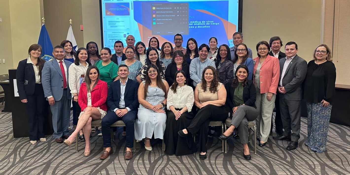 Fotografía grupal de los participantes de la iniciativa para el fortalecimiento de las capacidades nacionales mediante herramientas que transforman los datos epidemiológicos en evidencia económica para respaldar políticas públicas e inversiones en prevención, control y vacunación. 