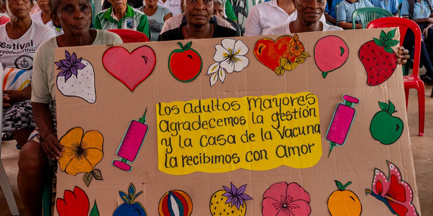 personas sosteniendo una pancarta
