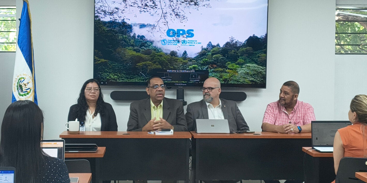 técnicos de PANAFTOSA, OPS El Salvador y el Ministerio de Salud reunidos en torno al envenenamiento de animales venenosos