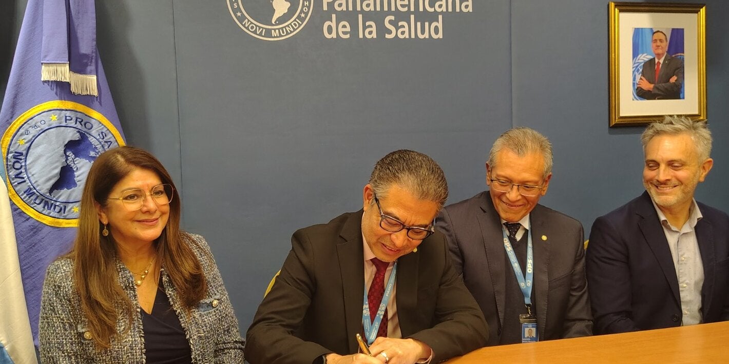 Foto de la firma del acta de asunción