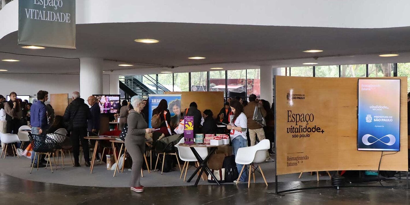 Participantes caminhando no evento