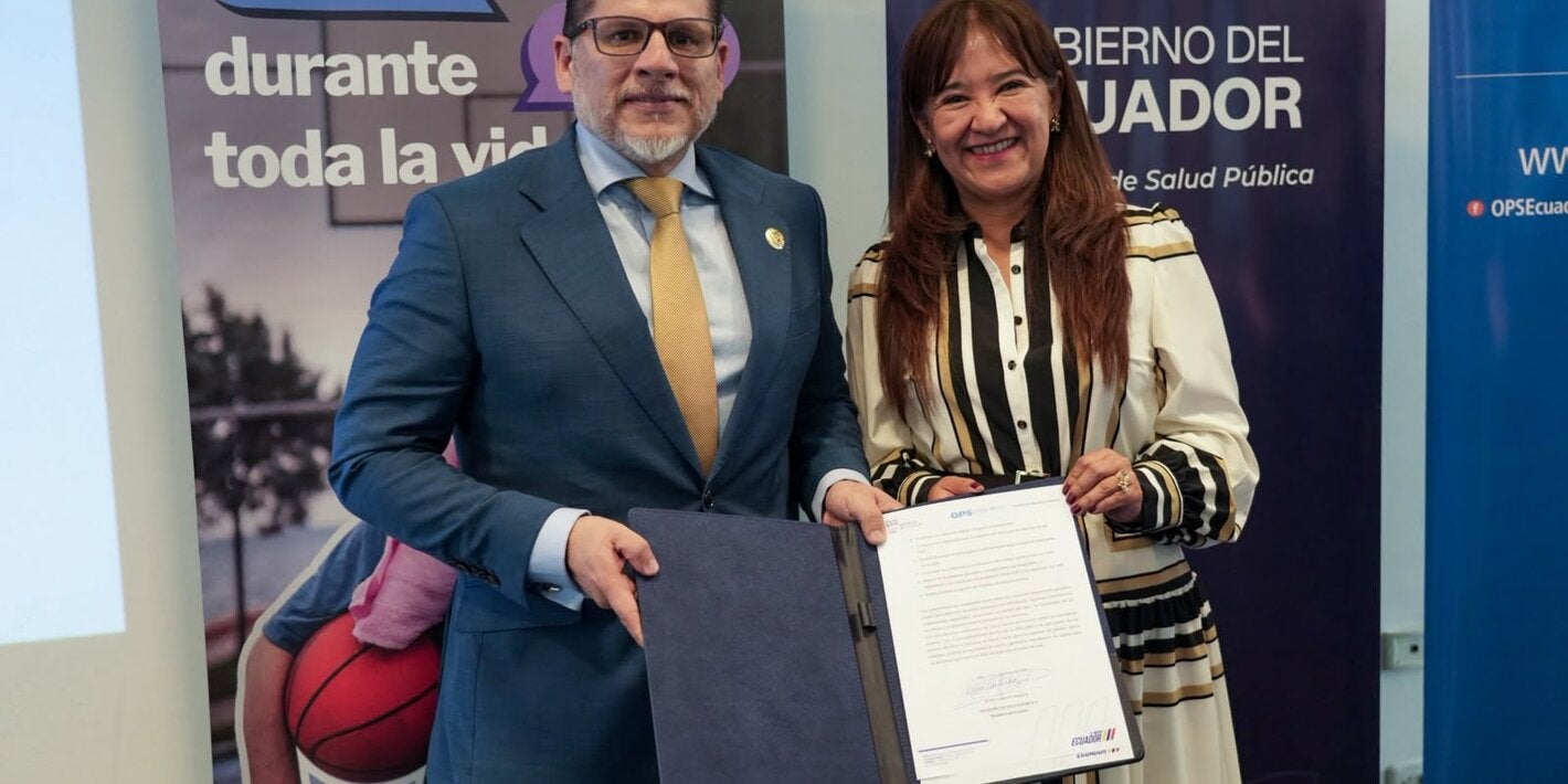 Ministro de Salud Pública, Juan Carlos Aveiga, junto a Sonia Quezada, representante de OPS/OMS Ecuador; muestra documento de Adhesión a la Iniciativa "Mejor Atención a las Enfermedades No Transmisibles".