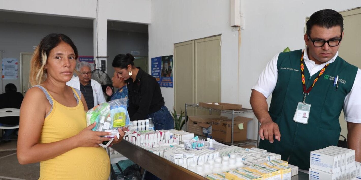 Mujer embarazada recine medicamentos en la Feria de la Salud en Matamoros