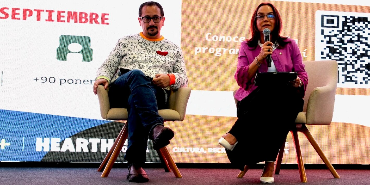 personas en un panel