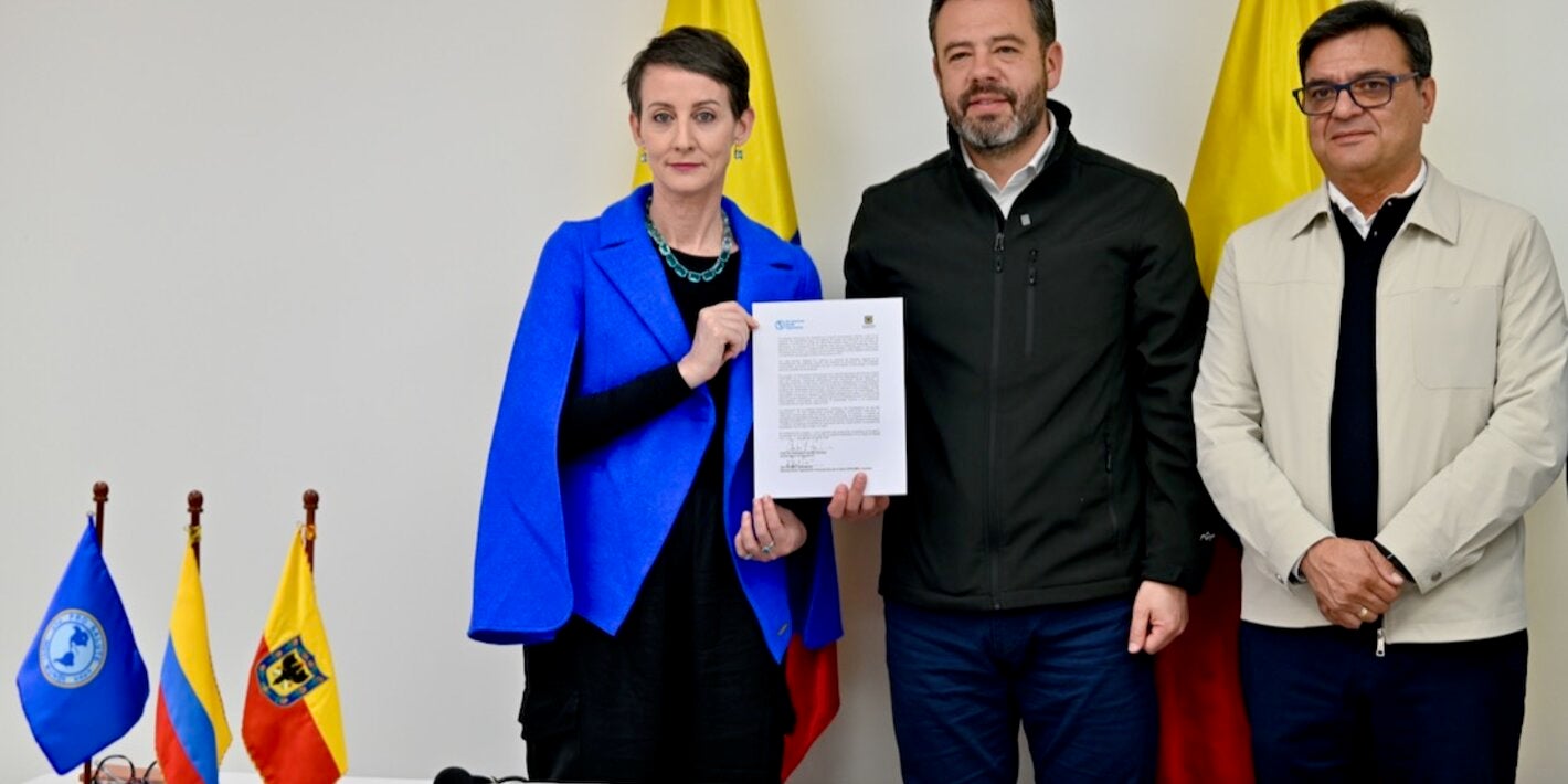 personas sosteniendo un documento