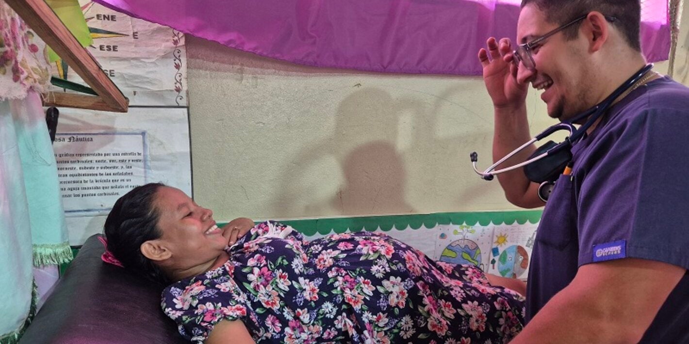 Médico atiende a embarazada en Jamastrán
