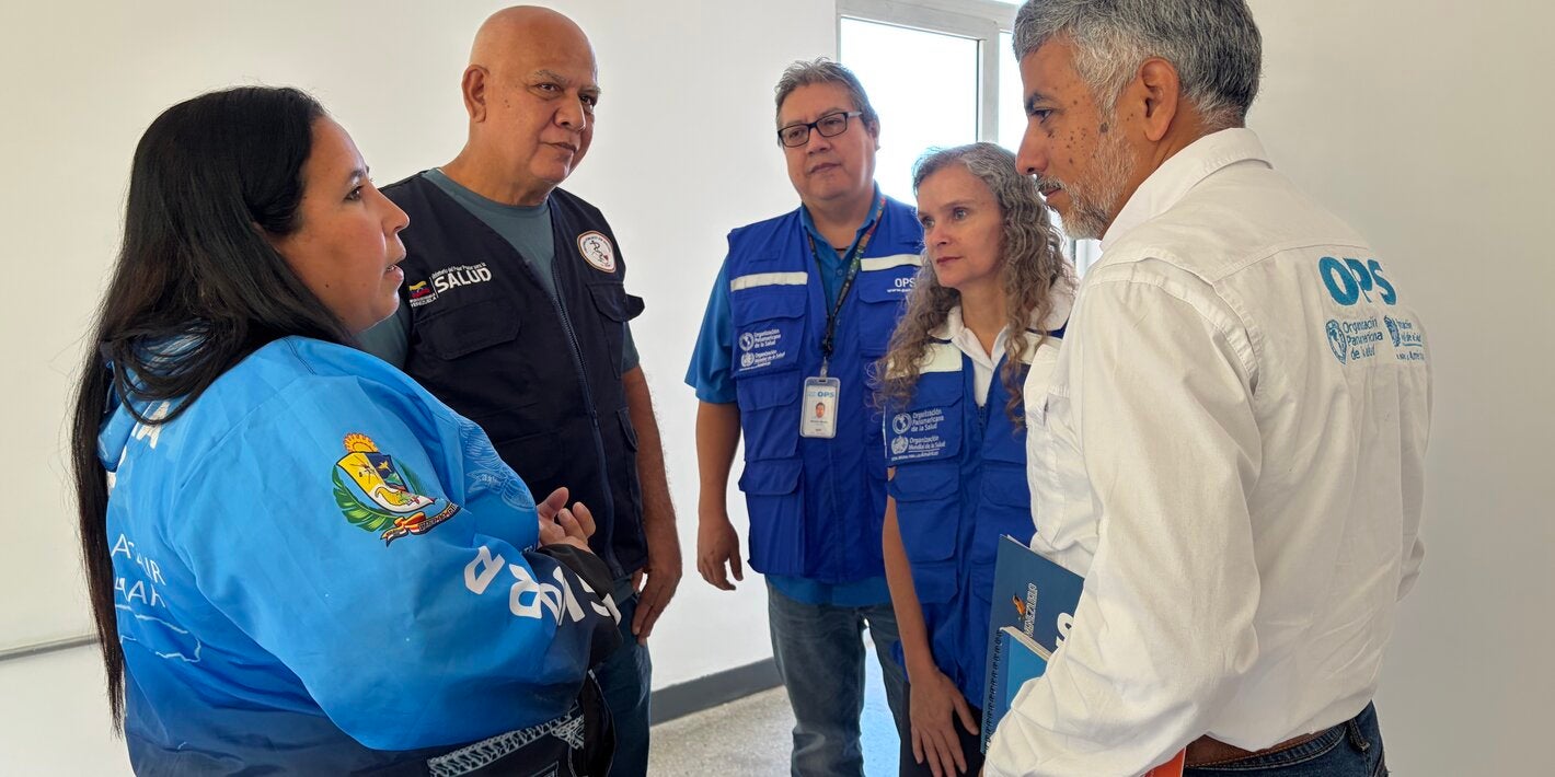 Personal de OPS/OMS Venezuela y equipo de salud de La Guaira, conversan durante la entrega del área rehabilitada.