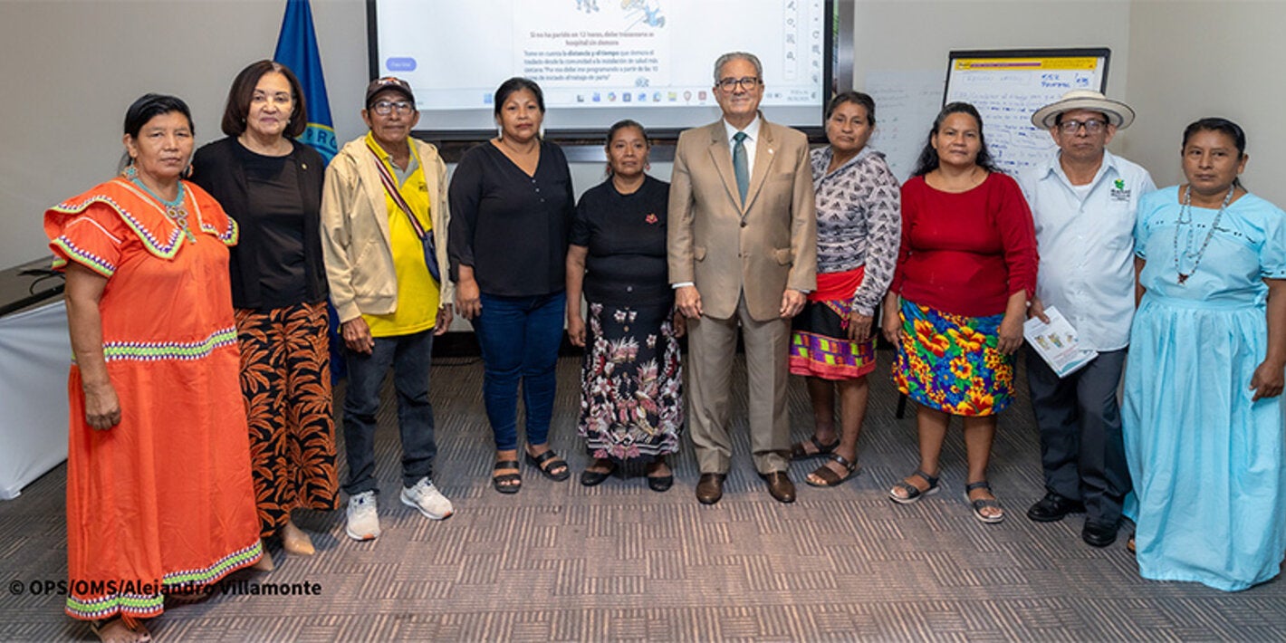 Fotografía grupal con la partición del ministro de Salud de Panamá en compañía de la representante a.i. de la OPS/OMS Panamá y actores importantes de las comunidades indígenas participantes en la jornada