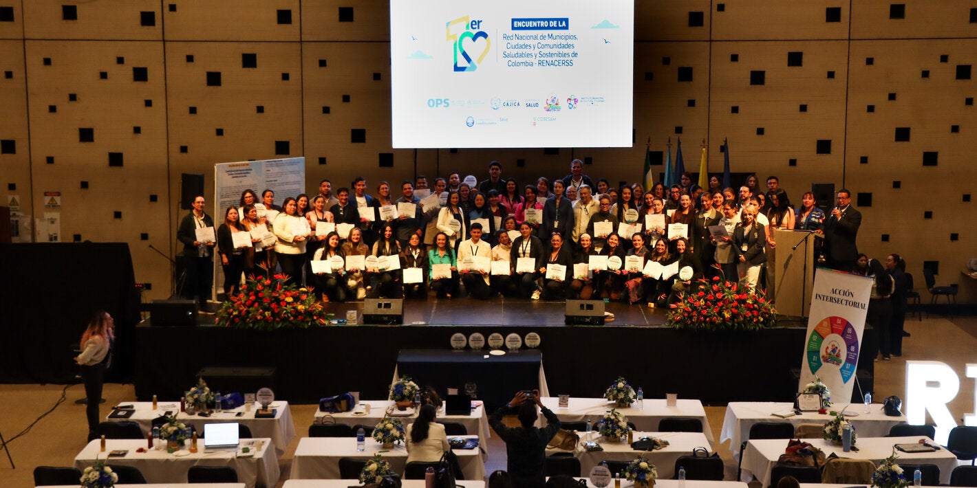 grupo de personas en salon