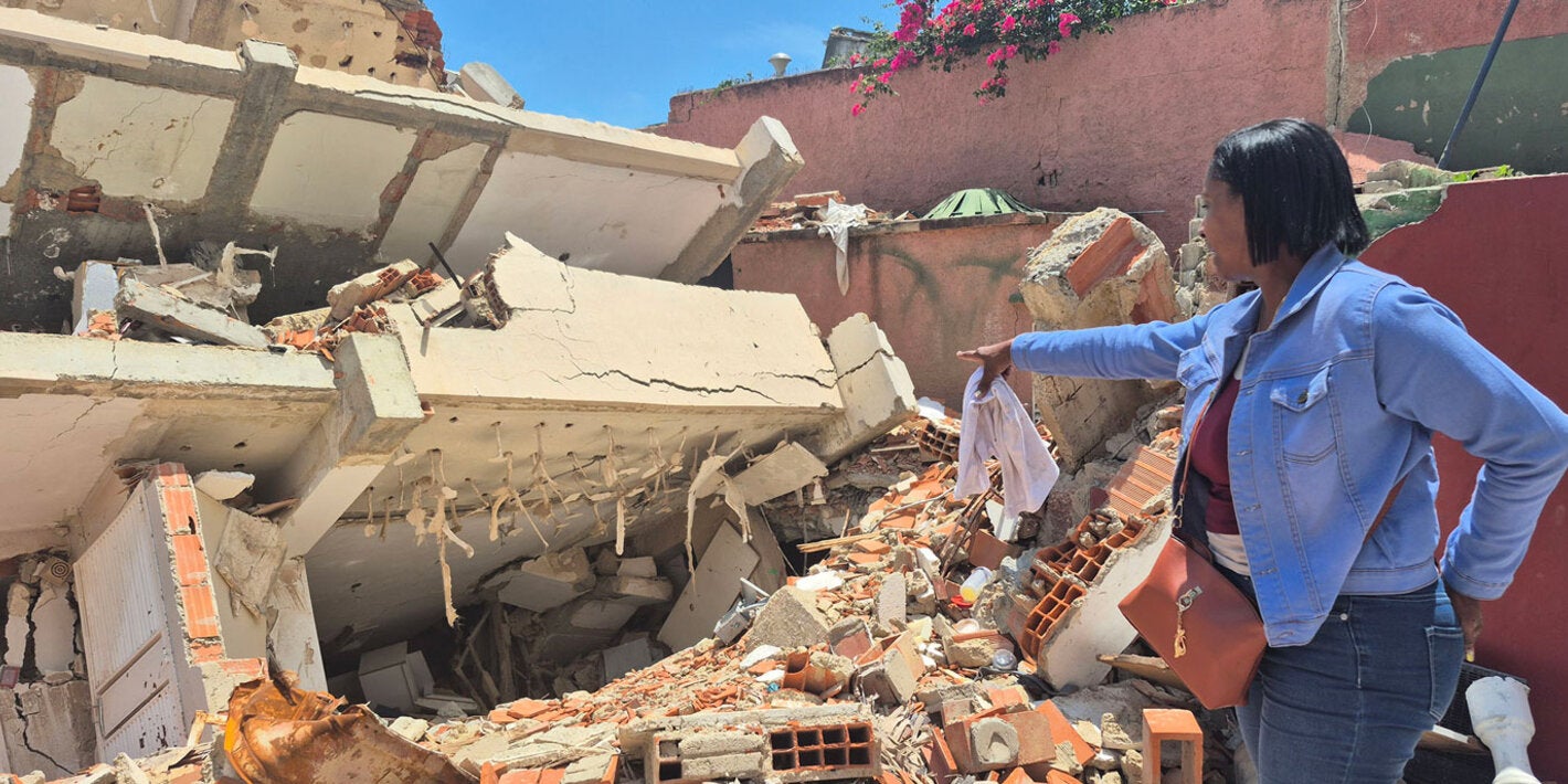Migdalis Ramos señala el lugar donde antes estuvo su apartamento, que estaba en un piso 3 pero quedó a nivel del suelo