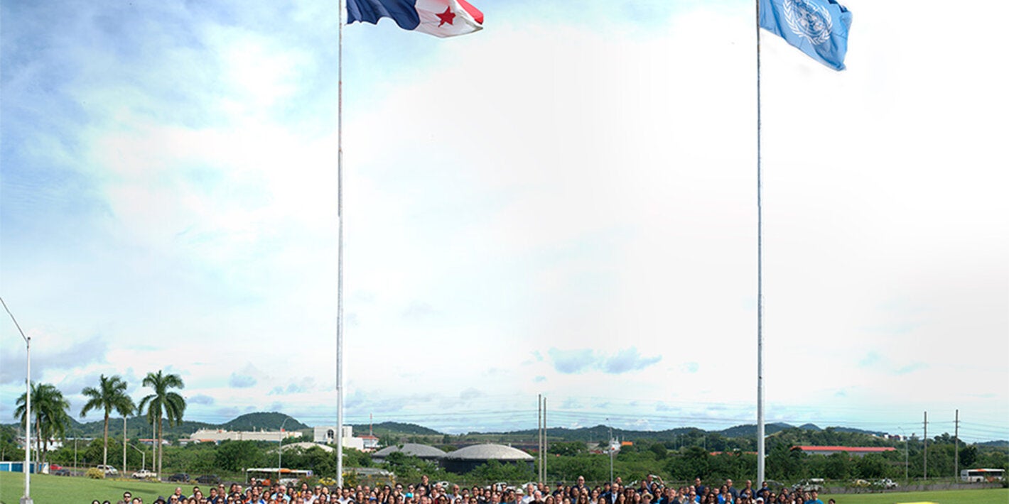 Fotografía panorámica de todos los participantes en la celebración del Día de la Naciones Unidas