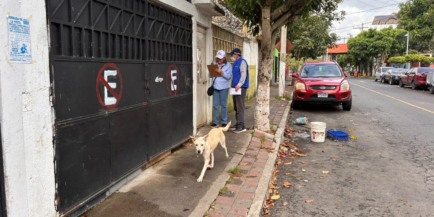 personal de salud y ops registrando número de animales, perros y gatos, casa por casa.