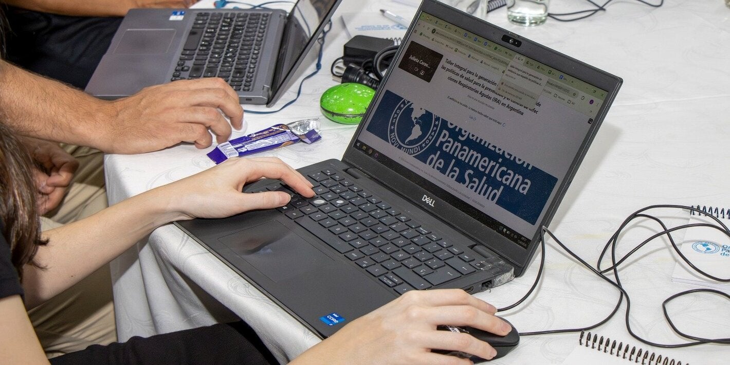 Foto ilustrativa de una persona con una computadora
