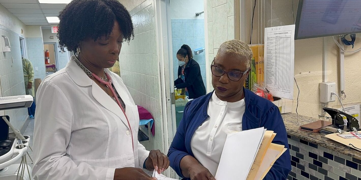 Personal de salud revisa documentos en un centro de salud.