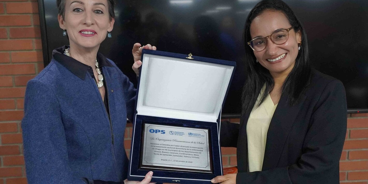 La representante de la OPS/OMS en Colombia, Ana Rivière Cinnamond, entrega una placa al Ministerio de Salud y Protección Social durante el acto de acreditación de 94 municipios por la interrupción de la transmisión vectorial domiciliaria de la enfermedad de Chagas.