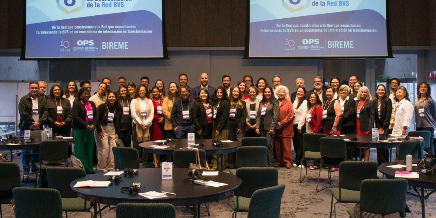 Coordinadores de la BVS de 15 países de América Latina y el Caribe, junto con representantes del Ministerio de Salud de Brasil y especialistas en ciencia de la información, posan con el equipo de BIREME durante la apertura de los eventos, en São Paulo.