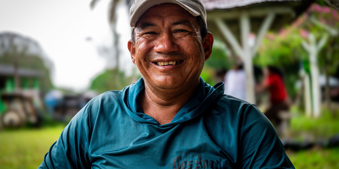 hombre sonriendo a la camara