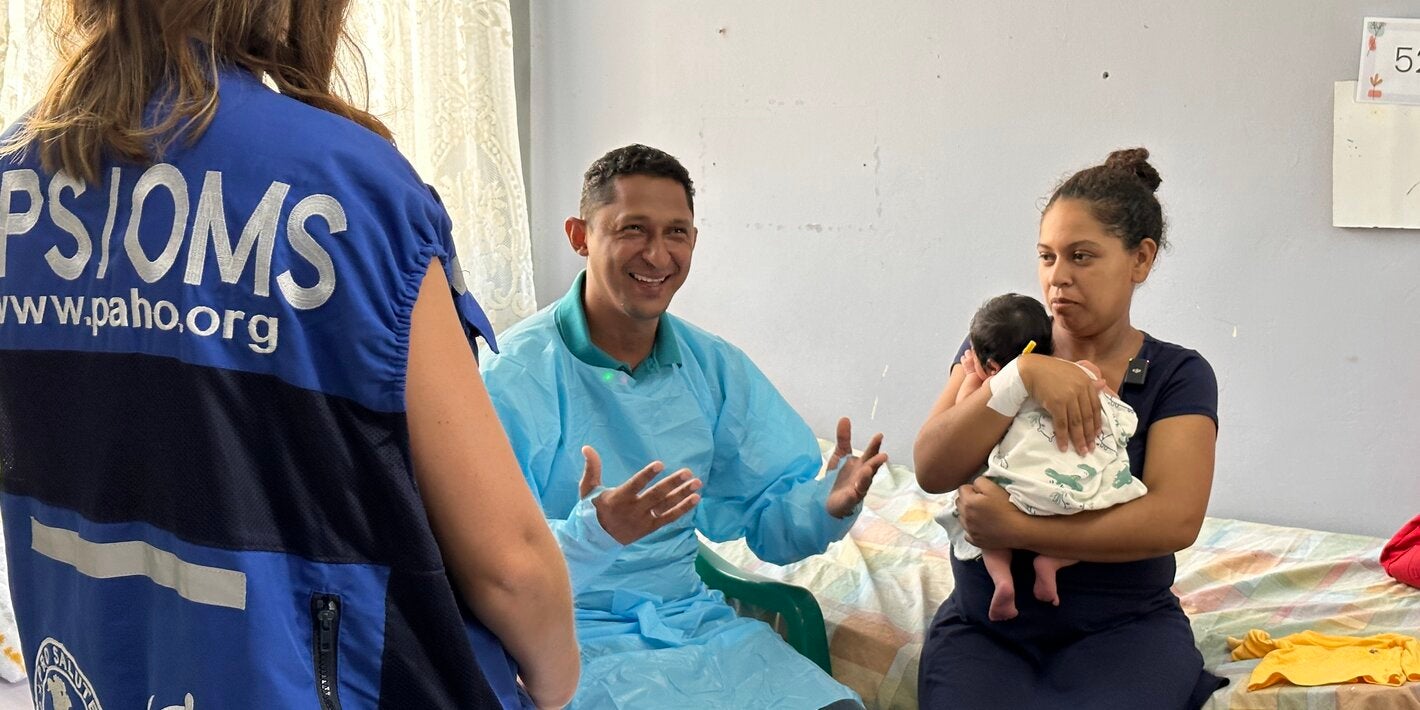 Esposo acompaña a su esposa y recién nacido