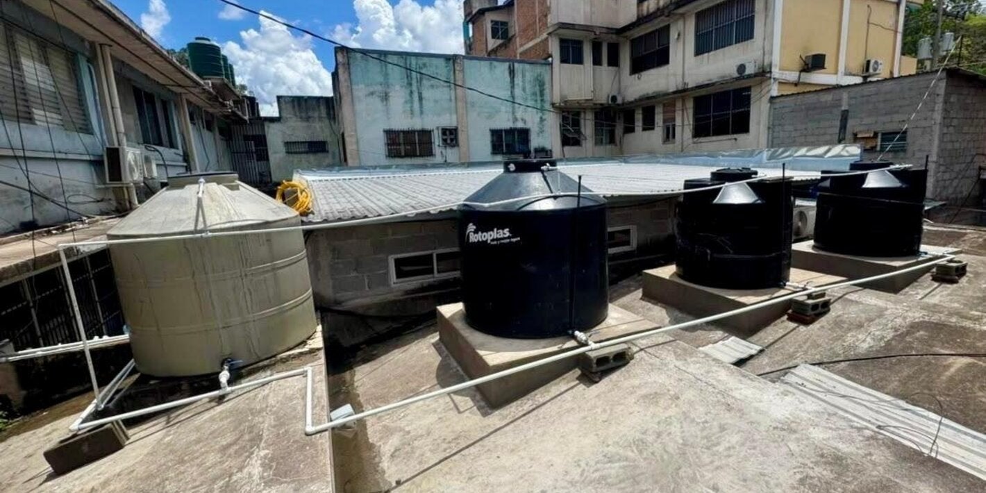 Tanques de abastecimiento de agua en servicio de salud