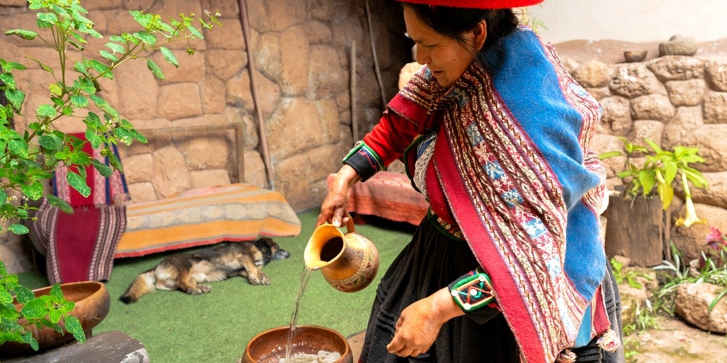 Mujer indígena llevando agua