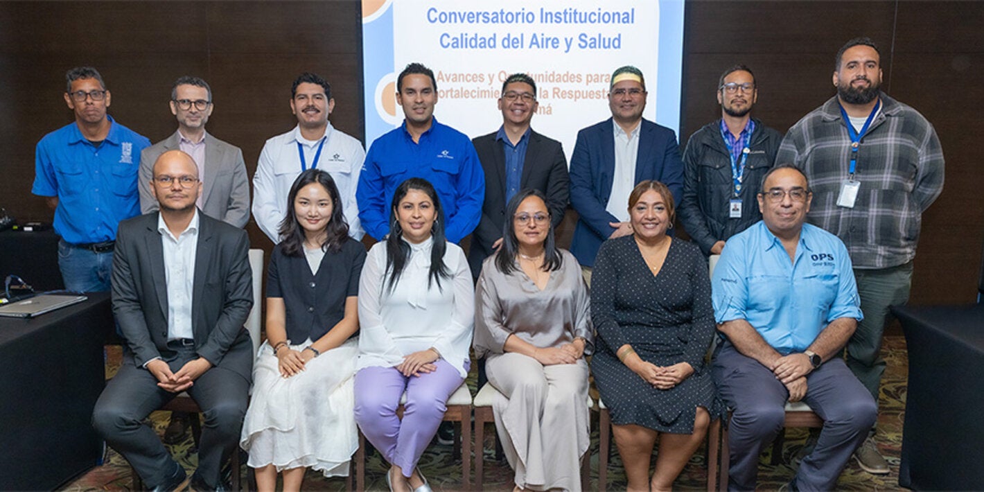 Fotografía grupal de los miembros de la instituciones participantes en la mesa de conversatorio sobre calidad del aire