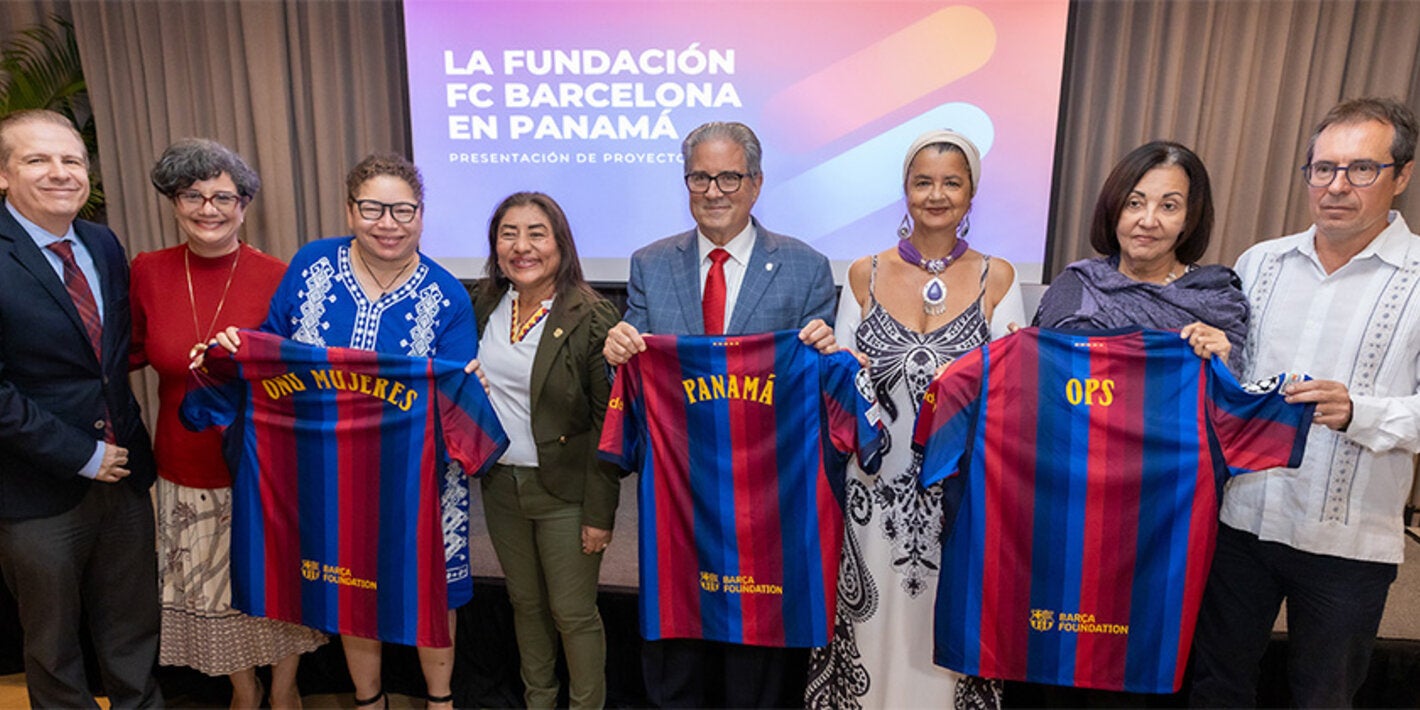 Fotografía grupal de autoridades participantes en la presentación de los proyectos de la Fundación FC Barcelona en Panamá