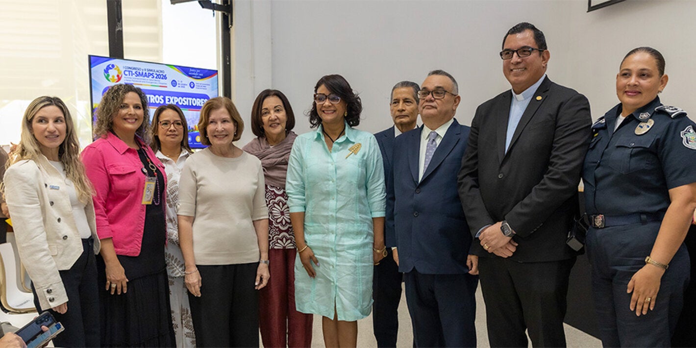 Fotografía grupal de autoridades presentes en el I Congreso Nacional de Salud Mental y Apoyo Psicosocial.