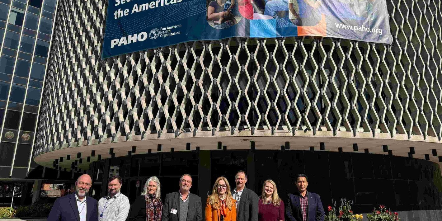 Representantes de la OPS y Project ECHO posan frente a la sede de la OPS en Washington, D.C., durante una reunión para fortalecer la capacitación digital en emergencias de salud.