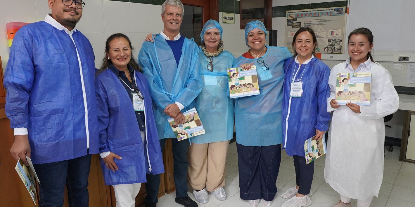 personas con uniforme sanitario